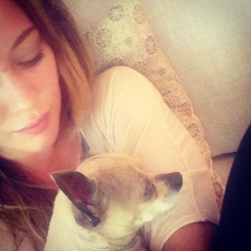 26.jun.2013 - Hilary Duff se despede de sua cachorra Lola com foto em seu Instagram.