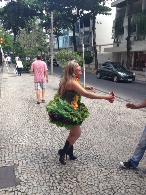 26.jun.2013 - Mulher Maçã desfila pelas ruas do Rio com um vestido de alface e frutas