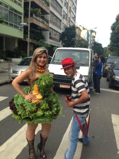 26.jun.2013 - Mulher Maça desfila pelas ruas do Rio com um vestido de alface e frutas