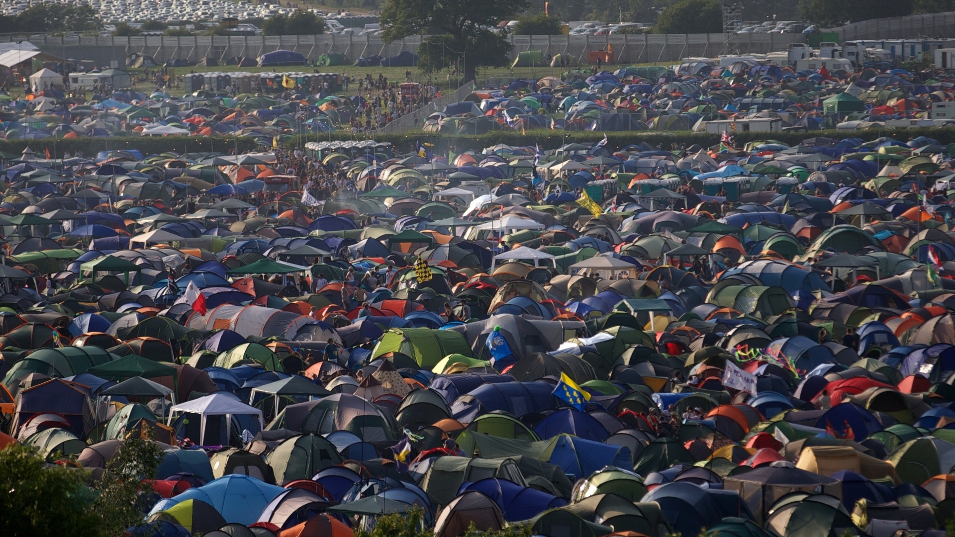 26.junho.2013 - Maior festival de música e arte a céu aberto do mundo, o Glastonbury abriu suas portas para o público nesta quarta. Em 2013, o evento tem um show do Rolling Stones no seu line-up - AFP PHOTO/ANDREW COWIE