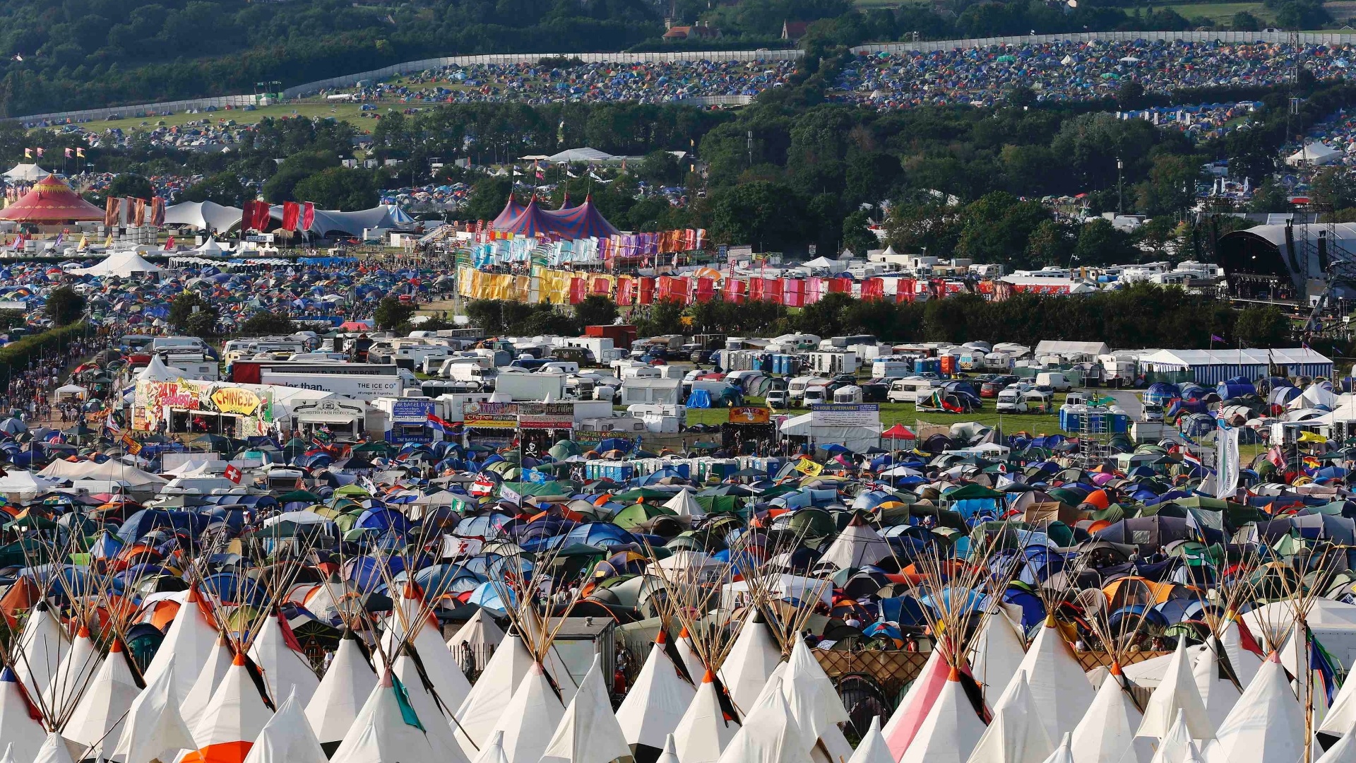26.junho.2013 - Maior festival de música e arte a céu aberto do mundo, o Glastonbury abriu suas portas para o público nesta quarta. Em 2013, o evento tem um show do Rolling Stones no seu line-up - AFP PHOTO/ANDREW COWIE