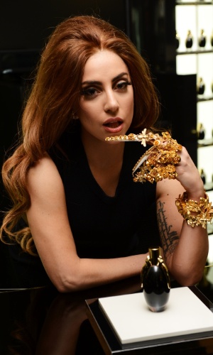7.out.2012 - Lady Gaga divulga seu perfume Fame, na Harrods, em Londres