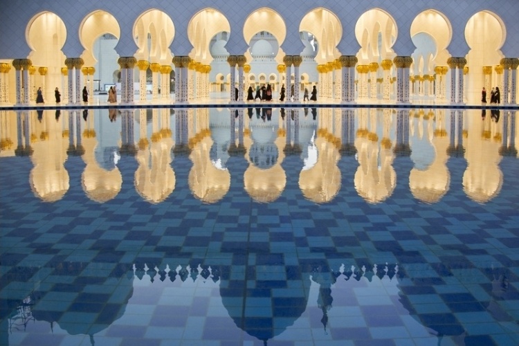 A competição está em seu 25° e há quatro categorias - retratos de viagem, cenas externas, cor local e momentos espontâneos. Acima, a foto da reflexão da Grande Mesquita Sheikh Zayed, em Abu Dhabi (Emirados Árabes Unidos) foi feita por Dhafer Al-Sheri
