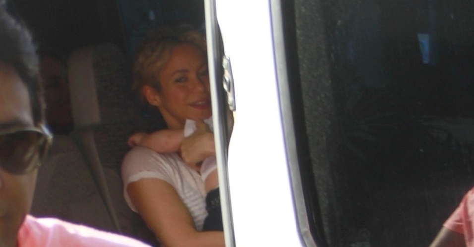 Shakira foi clicada com o filho, Milan, dentro de uma Van em Fortaleza