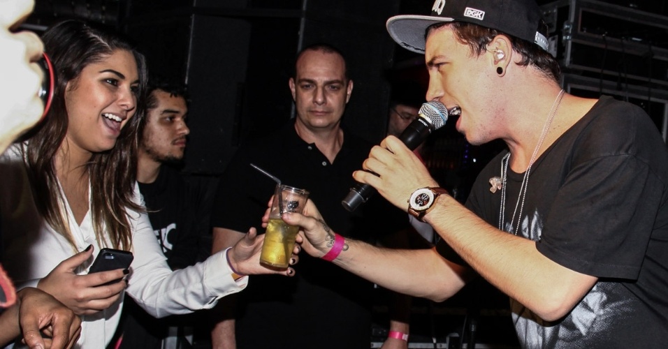26.jun.2013 - Di Ferrero rouba bebida de convidada durante show na festa de aniversário de Marcos Mion em casa noturna de São Paulo
