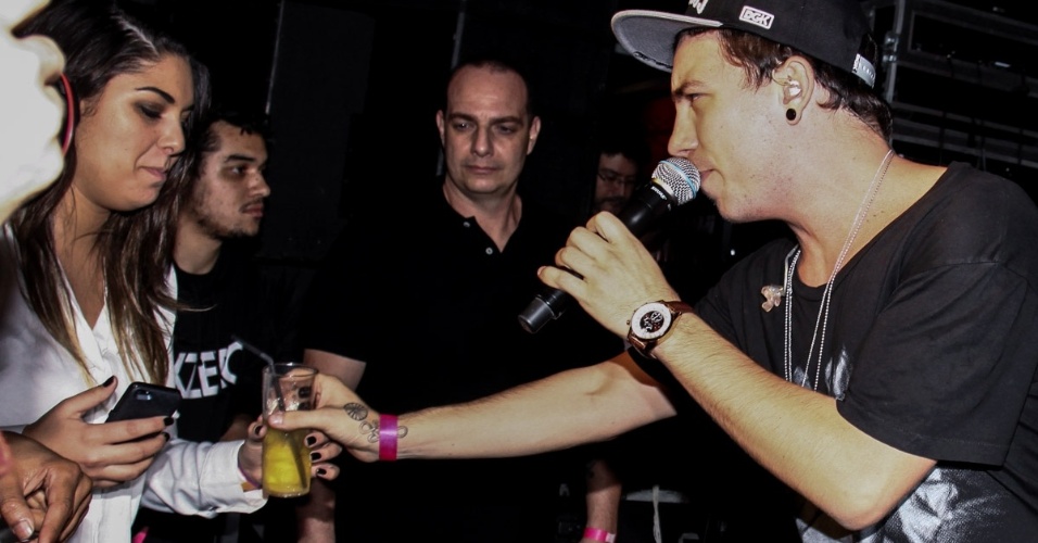 26.jun.2013 - Di Ferrero rouba bebida de convidada durante show na festa de aniversário de Marcos Mion em casa noturna de São Paulo