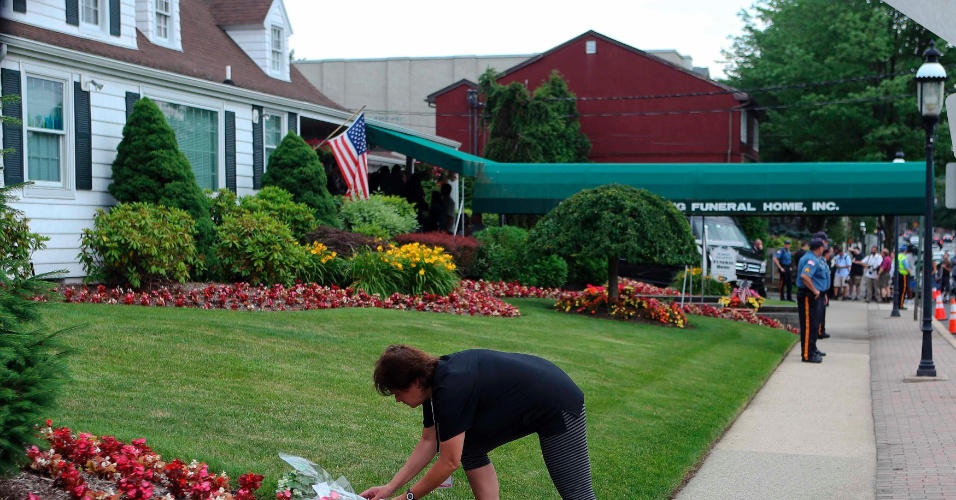 26.jun.2013 - Fã coloca flores em frente à casa de velório em Nova Jersey onde o ator James Gandolfini foi velado em cerimônia exclusiva para familiares