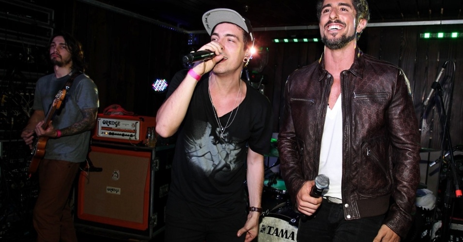 26.jun.2013 - O aniversariante Marcos Mion sobe no palco com a banda NX Zero em sua festa de 34 anos em casa noturna de São Paulo