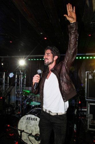 26.jun.2013 - O aniversariante Marcos Mion sobe no palco com a banda NX Zero em sua festa de 34 anos em casa noturna de São Paulo