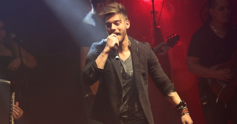 26.jun.2013 - O cantor mineiro Lucas Lucco faz seu primeiro show em São Paulo na casa noturna Wood's Bar - Cláudio Augusto/Foto Rio News