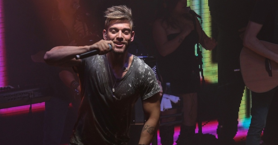 26.jun.2013 - O cantor mineiro Lucas Lucco faz seu primeiro show em São Paulo na casa noturna Wood's Bar - Cláudio Augusto/Foto Rio News