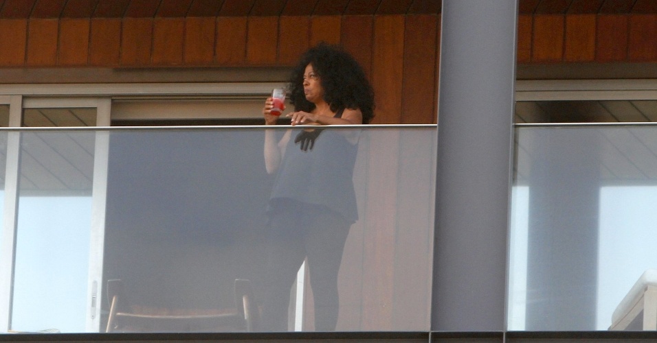 27.jun.2013 - Diana Ross toma bebida em sacada de hotel no Rio