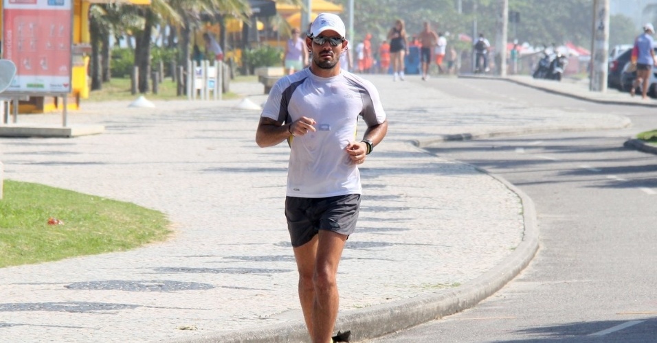 27.jun.2013 - Juliano Cazarré corre na orla da Barra da Tijuca