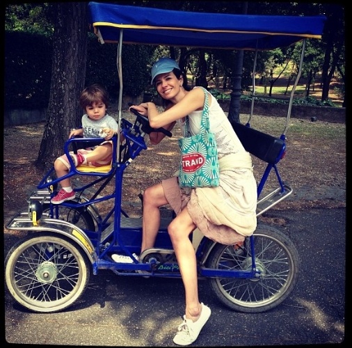 27.jun.2013 - Luciana Gimenez posa com o filho Lorenzo em parque