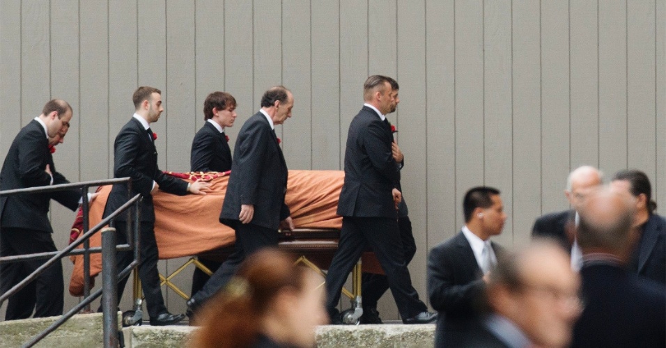 27.jun.2013 - O caixão de James Gandolfini, coberto por tecido, é levado por homens para a Cathedral Church of St. John the Divine, em Nova York, onde acontece o velório do ator