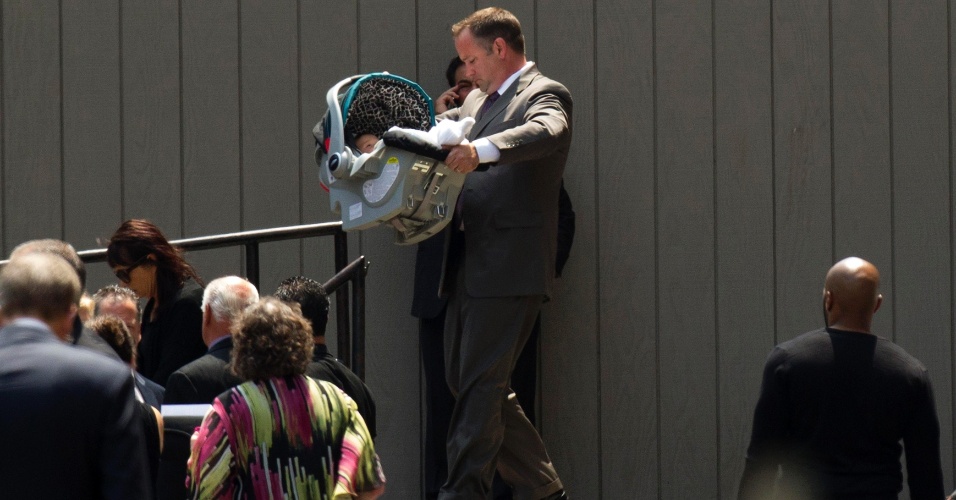 27.jun.2013 - Um homem carrega um bebê na saída do velório do ator de James Gandolfini. A cerimônia aconteceu na Cathedral Church of St. John the Divine, em Nova York. Gandolfini morreu em Roma no dia 19 de junho, aos 51 anos, vítima de um ataque cardíaco