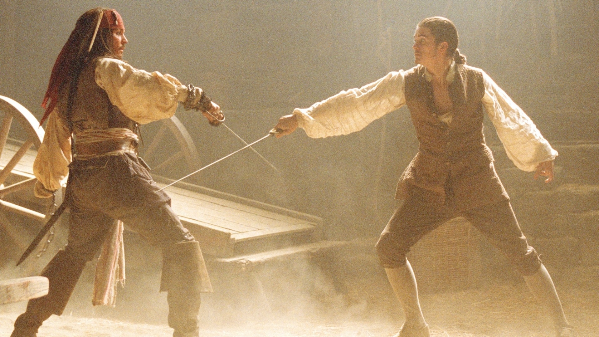 Johnny Depp e Orlando Bloom travam luta de espadas em "Piratas do Caribe - A Maldição do Pérola Negra" - Divulgação