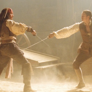 Johnny Depp e Orlando Bloom travam luta de espadas em "Piratas do Caribe - A Maldição do Pérola Negra" - Divulgação