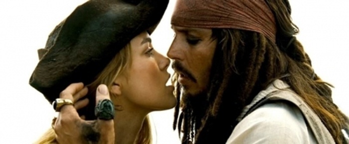 Keira Knightley e Johnny Depp em cena de "Piratas do Caribe - O Baú da Morte" - Reprodução