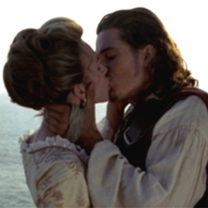 Keira Knightley e Orlando Bloom se beijam em "Piratas do Caribe - A Maldição do Pérola Negra" - Divulgação