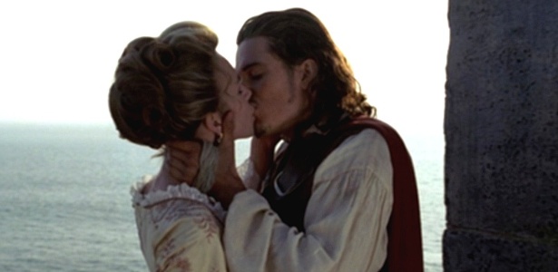 Keira Knightley e Orlando Bloom se beijam em "Piratas do Caribe - A Maldição do Pérola Negra" - Divulgação