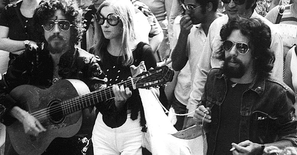 O escritor Paulo Coelho ao lado do cantor e compositor Raul Seixas, parceria registrada na biografia "O Mago", escrita por Fernando de Morais - Reprodução