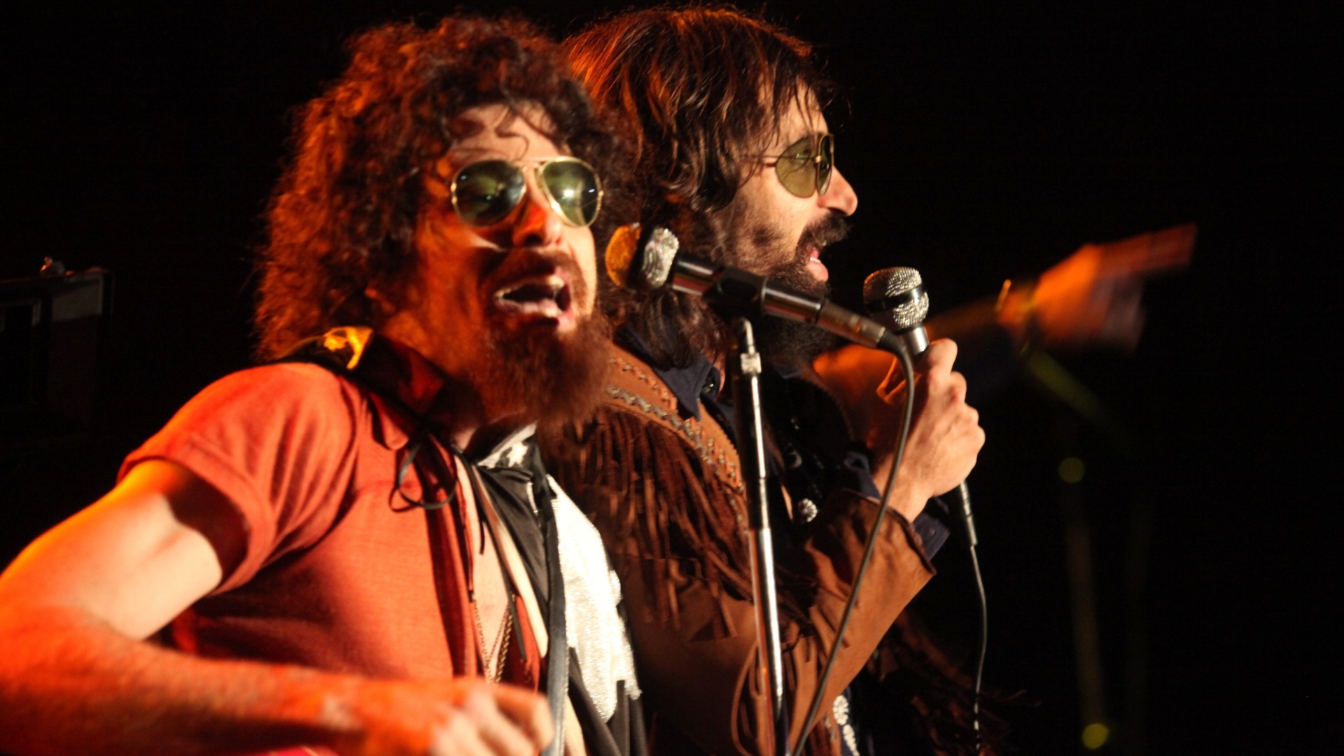 Os atores Lucci Ferreira (esq.) e Júlio Andrade nos papéis de Raul Seixas e Paulo Coelho, em cena da cinebiografia "Não Pare na Pista - A Melhor História de Paulo Coelho", dirigida por Daniel Augusto - Gui Maia