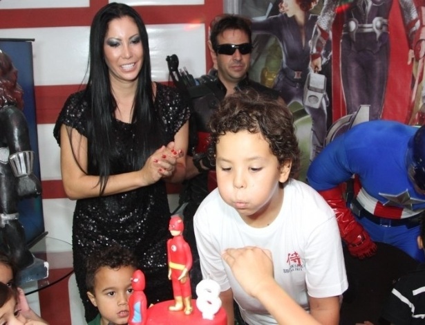 27.jun.2013 - Alex, filho do ex-jogador Ronaldo com Michele Umezu, apaga vela em seu aniversário de oito anos ao lado da mãe e de atores vestidos como super-heróis. A festa aconteceu em um buffet na Barra da Tijuca, no Rio de Janeiro