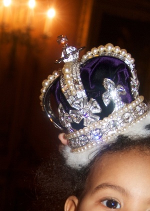 28.jun.2013 - Beyoncé mostra foto da filha de coroa