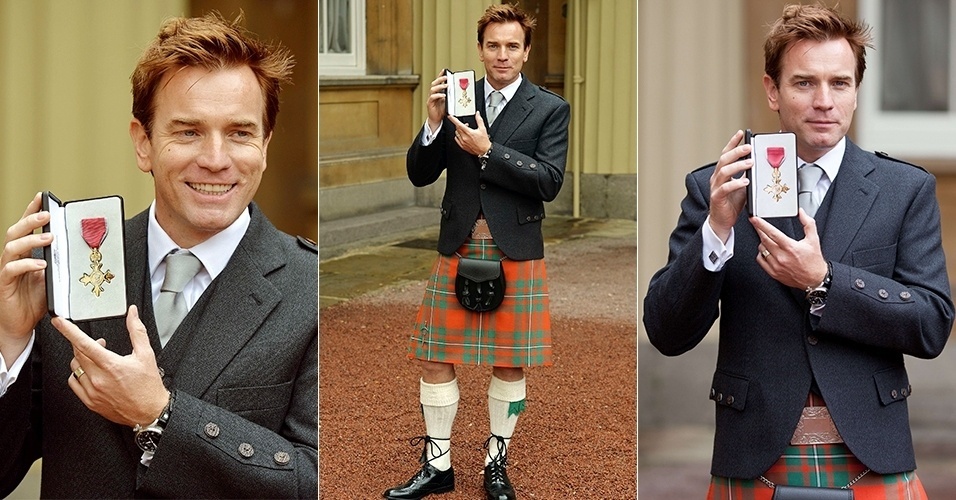 28.jun.2013 - Vestindo um kilt (roupa típica escocesa), Ewan McGregor posa com sua medalha de Maior Excelência da Ordem do Império Britânico. O ator escocês recebeu a honra das mãos do príncipe Charles em cerimônia no Palácio de Buckingham, em Londres