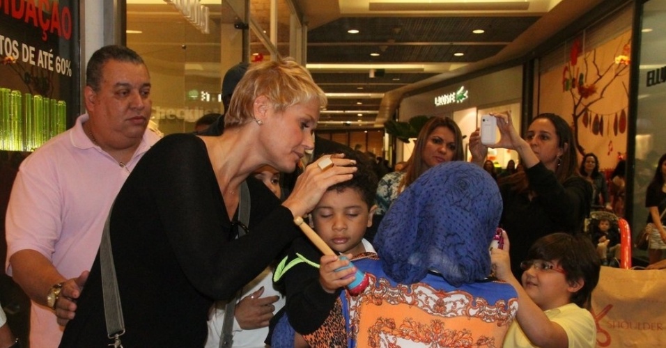 28.jun.2013 - Xuxa recebe fãs durante compras em shopping