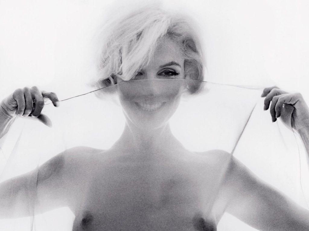 A atriz Marilyn Monroe em seu último ensaio fotográfico para a revista Vogue, tiradas pelo fotógrafo Bert Stern, em 1962, em uma suíte do hotel Bel-Air, em Los Angeles (EUA). As imagens foram feitas seis semanas antes da morte de Marilyn - Bert Stern