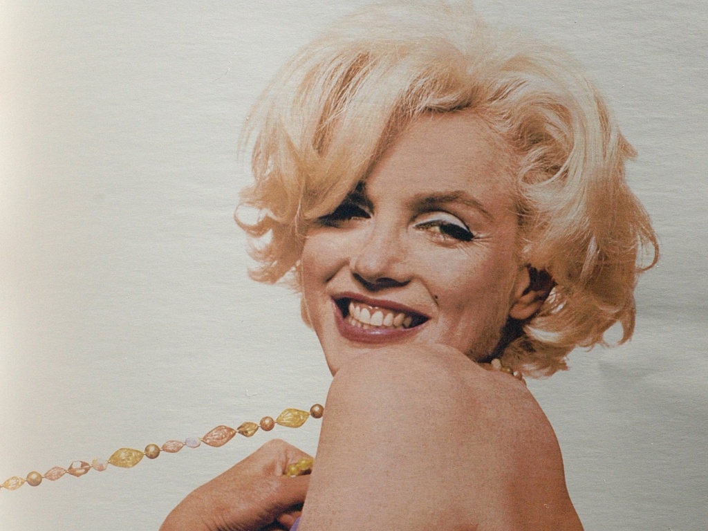 A atriz Marilyn Monroe em seu último ensaio fotográfico para a revista Vogue, tiradas pelo fotógrafo Bert Stern, em 1962, em uma suíte do hotel Bel-Air, em Los Angeles (EUA). As imagens foram feitas seis semanas antes da morte de Marilyn - Bert Stern
