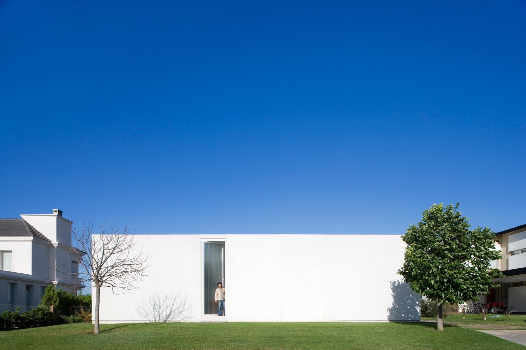 A Casa Caja (Caixa) ou Casa Patio, dos arquitetos Juan Germán Guardati, Román Renzi e Virginia Kahanoff, se fecha para a rua, em volume branco e único, e tem comunicação ambígua a partir de uma porta alta e estreita, em vidro autoportante, jateado. Em relação às construções vizinhas, se impõe quanto à singularidade, recuo e privacidade e não pela suntuosidade. A construção está situada em Funes, na província argentina de Santa Fe - Leonardo Finotti/ UOL