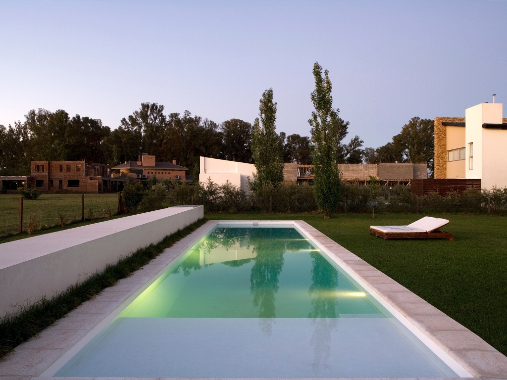 A piscina internaliza conceito e materiais: toda em cimento, assim como a estrutura da casa recebeu a cor branca. Suas bordas levam o único material que foge - um pouco - do conceito neutro, um piso atérmico bege. O projeto da Casa Caja - ou Patio -, na Argentina, é assinado por Juan Germán Guardati, Román Renzi e Virginia Kahanoff - Leonardo Finotti/ UOL