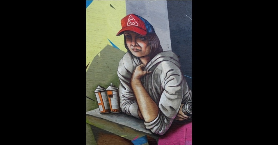 Autoridades locais de Dulwich, no sudeste de Londres, convidaram artistas para pintarem murais de grafite num festival de arte urbana. Este trabalho, dos artistas de pseudônimos Remi Rough e System, é batizado de "Garota na janela, a partir de Rembrandt", numa referência clara ao estilo estético do pintor flamengo Rembrandt Harmenszoon van Rijn, que pintava retratos de pessoas com a mesma perspectiva. A obra de Rembrandt que inspirou o grafite se encontra em exibição na Galeria de Pinturas de Dulwich - BBC