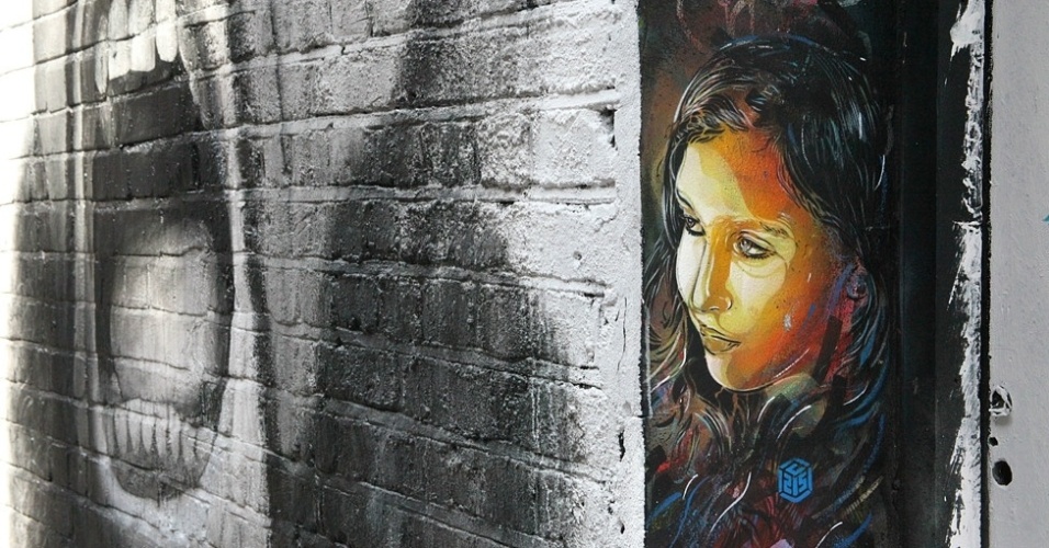 Esta jovem garota de expressão benevolente que aparece saindo de trás das faces que gritam foi criada pelo artista francês Christian Guemy, conhecido pelo seu pseudônimo C125 - BBC