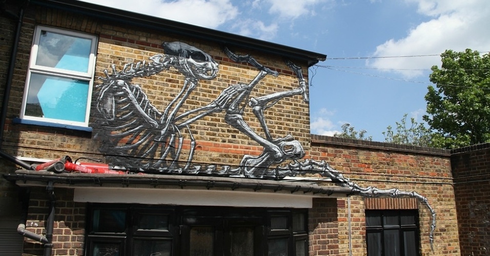 Este mural em Dulwich, no sudeste de Londres, que tem autor desconhecido, relembra o estilo estético de ROA - BBC