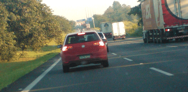 Carros lentos na rodovia: sou obrigado a dar passagem na faixa da esquerda?