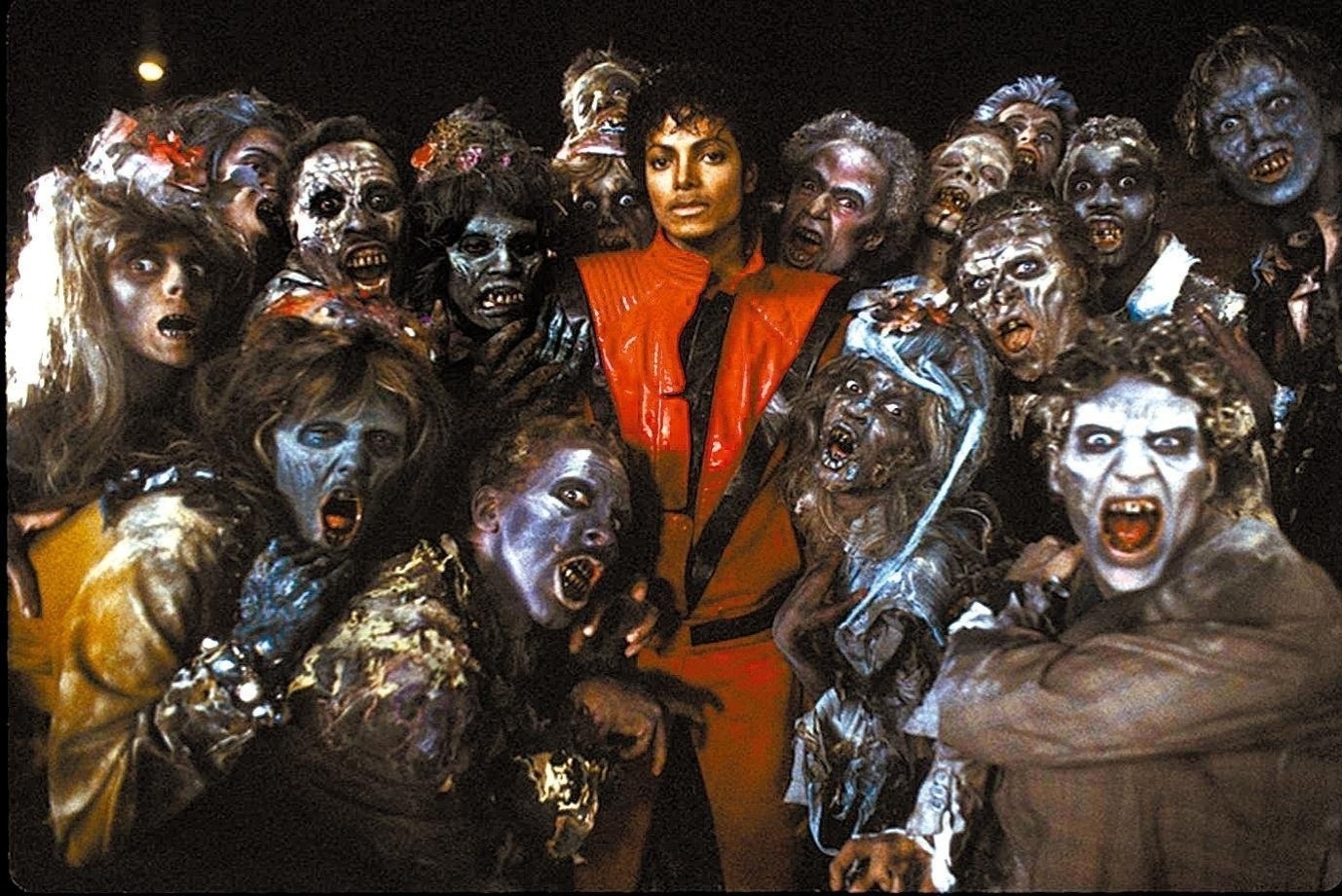 Michael Jackson em meio aos "zumbis" do clipe da música "Thriller" - Divulgação / Digicol