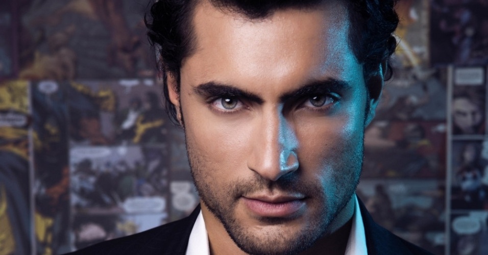 O ator Carlo Porto, que participou da novela Salve Jorge, e a atriz Carla Diaz, posaram para as lentes de Vinicius Mochizuki como Super-Homem e Lois Lane, inspirados no filme "O Homem de Aço". As fotos estarão na Exposição Literatura e Sétima Arte em Foco, que ocorrerá no segundo semestre deste ano, no Rio de Janeiro - Vinicius Mochizuki/AR Assessoria/Divulgação