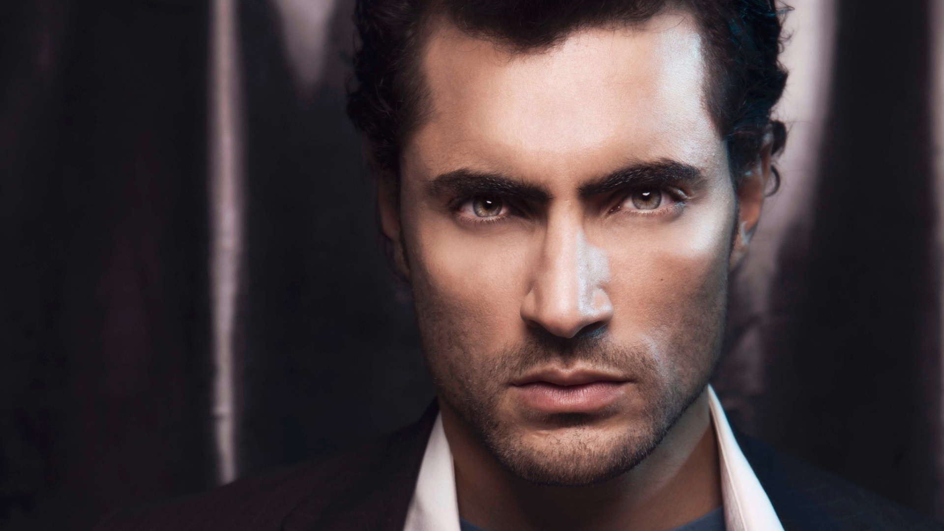 O ator Carlo Porto, que participou da novela Salve Jorge, e a atriz Carla Diaz, posaram para as lentes de Vinicius Mochizuki como Super-Homem e Lois Lane, inspirados no filme "O Homem de Aço". As fotos estarão na Exposição Literatura e Sétima Arte em Foco, que ocorrerá no segundo semestre deste ano, no Rio de Janeiro - Vinicius Mochizuki/AR Assessoria/Divulgação