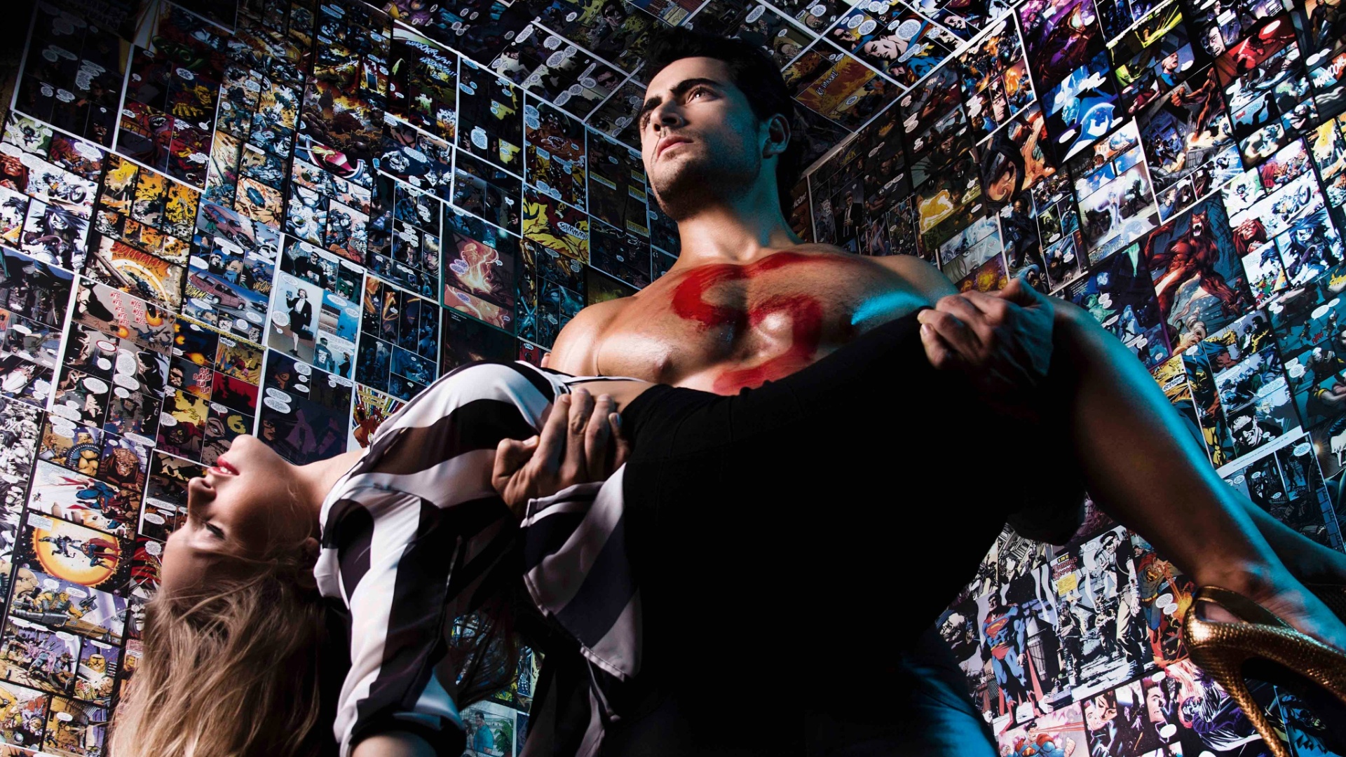 O ator Carlo Porto, que participou da novela Salve Jorge, e a atriz Carla Diaz, posaram para as lentes de Vinicius Mochizuki como Super-Homem e Lois Lane, inspirados no filme "O Homem de Aço". As fotos estarão na Exposição Literatura e Sétima Arte em Foco, que ocorrerá no segundo semestre deste ano, no Rio de Janeiro - Vinicius Mochizuki/AR Assessoria/Divulgação