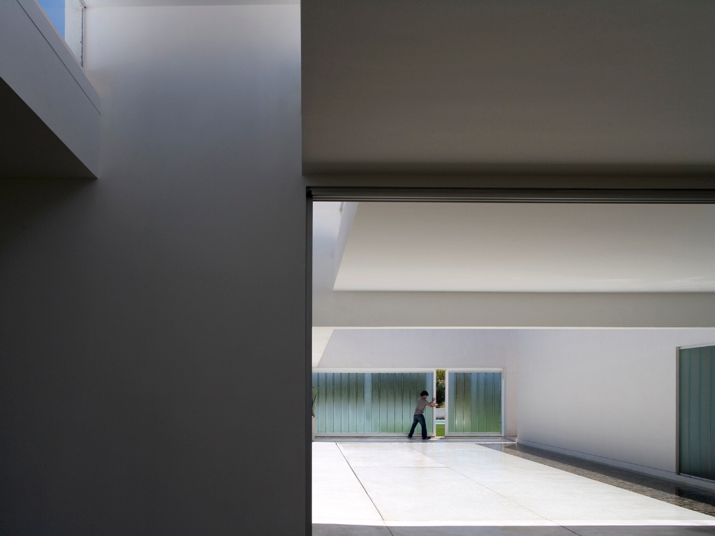 O conceito de espaços contínuos, até mesmo onde o coberto vira descoberto, permitiu a existência de um pátio no miolo da edificação. É a partir deste lugar sem teto que se efetiva o vínculo da casa com o meio externo: maior incidência de luz e ventilação e maior privacidade em relação à vizinhança. Aos arquitetos Juan Germán Guardati, Román Renzi e Virginia Kahanoff chamava atenção o jeito como as casas vizinhas tinham seus interiores expostos à rua, num condomínio fechado de Funes, Argentina - Leonardo Finotti/ UOL