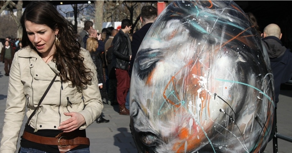 O trabalho de Walker se tornou tão popular que, em 2012, ele foi convidado a pintar um ovo de páscoa gigante para o evento "The Big Egg Hunt", em que os londrinos tinham 40 dias para encontrar os ovos pintados por celebridades espalhados pela capital britânica. A ideia era atrair a atenção das pessoas para doarem dinheiro para uma campanha de caridade durante a páscoa - BBC