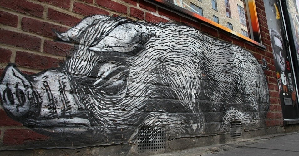 Outro trabalho de ROA, "O porco selvagem", já se tornou ponto turístico na área de Brick Lane, em Londres - BBC