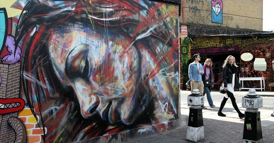 Quando parlamentares britânicos aprovaram uma lei em 2003 para tornar ilegal o grafite em cidades inglesas, eles não esperavam que Londres se tornaria uma das capitais mundiais desse tipo de arte, com artistas locais ganhando fama internacional. David Walker, que pintou o mural "Noivas em chamas" perto da conhecida rua Brick Lane, no leste de Londres, ganhou fama por suas apresentações de grafitagem "ao vivo". Hoje ele vende em sua própria loja, versões impressas de seus trabalhos - BBC