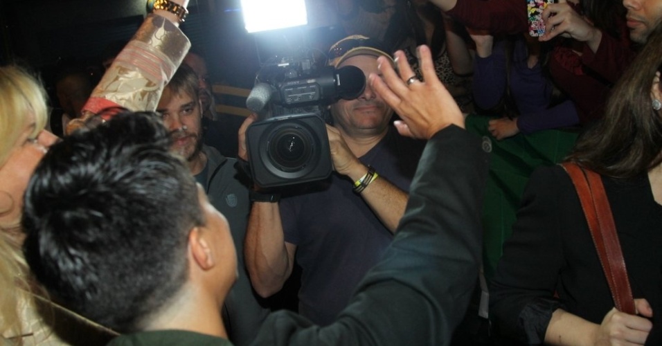 28.jun.2013 - A atriz é assediada por fãs e pela imprensa na casa noturna