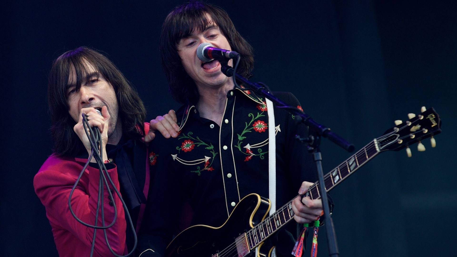 29.jun.2013 -  A banda Primal Scream se apresenta no terceiro dia do festival Glastonbury - Andrew Cowie/AFP Photo