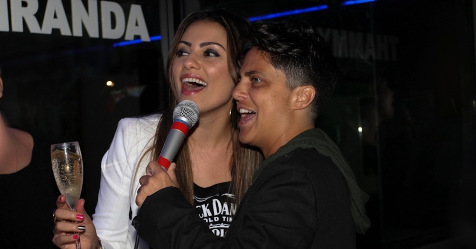 28.jun.2013 - Thammy Gretchen canta com sua ex-namorada Linda Barbosa na inauguração de sua sala no karaokê Coconut, em São Paulo